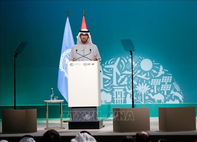 Sau 2 tuần đàm phán căng thẳng, Hội nghị lần thứ 28 Các bên tham gia Công ước khung của LHQ về biến đổi khí hậu (COP28) tại Dubai, Các Tiểu vương quốc Arab thống nhất (UAE) đã khép lại ngày 13/12/2023. Hội nghị đã thông qua được thỏa thuận mang tính bước ngoặt về chuyển đổi nhiên liệu hóa thạch, song các bên vẫn chưa thể đi đến đồng thuận về triển khai một thị trường giao dịch carbon. Ảnh: Chủ tịch COP28 Sultan Ahmed Al Jaber trong cuộc họp báo kết thúc Hội nghị. THX/TTXVN 
