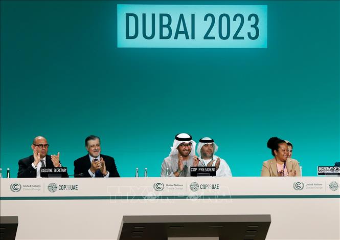 Sau 2 tuần đàm phán căng thẳng, Hội nghị lần thứ 28 Các bên tham gia Công ước khung của LHQ về biến đổi khí hậu (COP28) tại Dubai, Các Tiểu vương quốc Arab thống nhất (UAE) đã khép lại ngày 13/12/2023. Hội nghị đã thông qua được thỏa thuận mang tính bước ngoặt về chuyển đổi nhiên liệu hóa thạch, song các bên vẫn chưa thể đi đến đồng thuận về triển khai một thị trường giao dịch carbon.  THX/TTXVN 