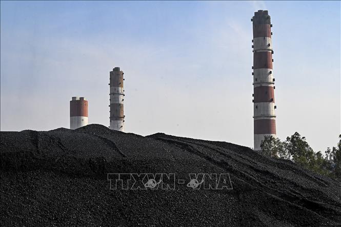 Sau 2 tuần đàm phán căng thẳng, Hội nghị lần thứ 28 Các bên tham gia Công ước khung của LHQ về biến đổi khí hậu (COP28) tại Dubai, Các Tiểu vương quốc Arab thống nhất (UAE) đã khép lại ngày 13/12/2023. Hội nghị đã thông qua được thỏa thuận mang tính bước ngoặt về chuyển đổi nhiên liệu hóa thạch, song các bên vẫn chưa thể đi đến đồng thuận về triển khai một thị trường giao dịch carbon. Ảnh: Than đá được trữ bên ngoài nhà máy ở Dadri, Ấn Độ. THX/TTXVN 