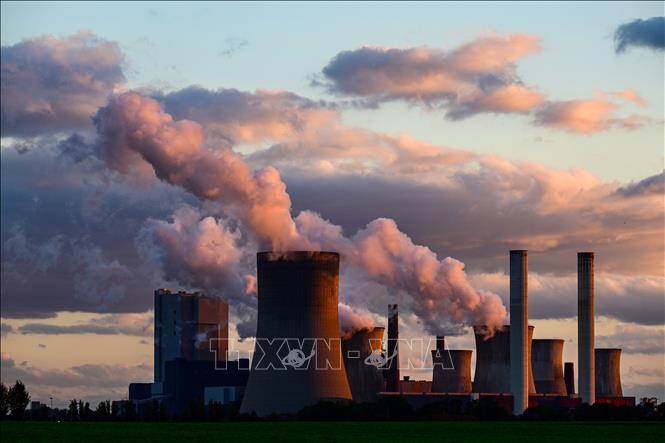 Sau 2 tuần đàm phán căng thẳng, Hội nghị lần thứ 28 Các bên tham gia Công ước khung của LHQ về biến đổi khí hậu (COP28) tại Dubai, Các Tiểu vương quốc Arab thống nhất (UAE) đã khép lại ngày 13/12/2023. Hội nghị đã thông qua được thỏa thuận mang tính bước ngoặt về chuyển đổi nhiên liệu hóa thạch, song các bên vẫn chưa thể đi đến đồng thuận về triển khai một thị trường giao dịch carbon. Ảnh: Khí thải bốc lên tại nhà máy điện than gần Niederaussem, Đức. AFP/TTXVN 