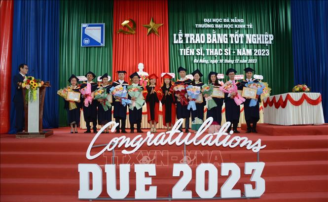Nhà trường khen thưởng 10 tân Thạc sĩ (trong đó có 6 tân Thạc sĩ người Lào) có thành tích xuất sắc trong học tập và nghiên cứu. Ảnh: Văn Dũng-TTXVN
