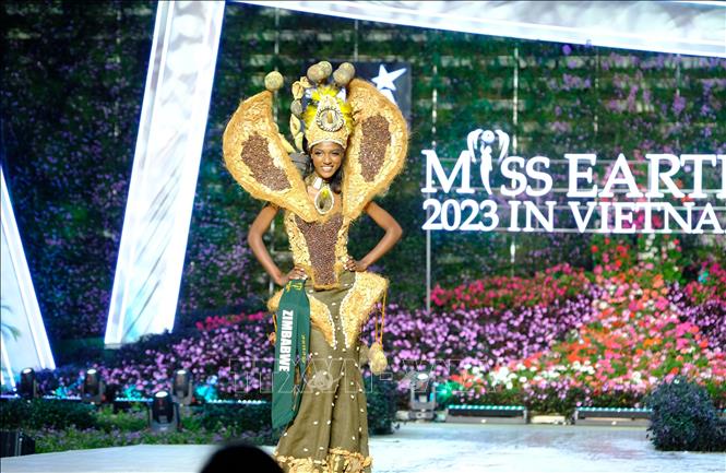 Một thí sinh trình diễn trang phục ấn tượng tại đêm Bán kết Miss Earth 2023. Ảnh: Nguyễn Dũng - TTXVN
