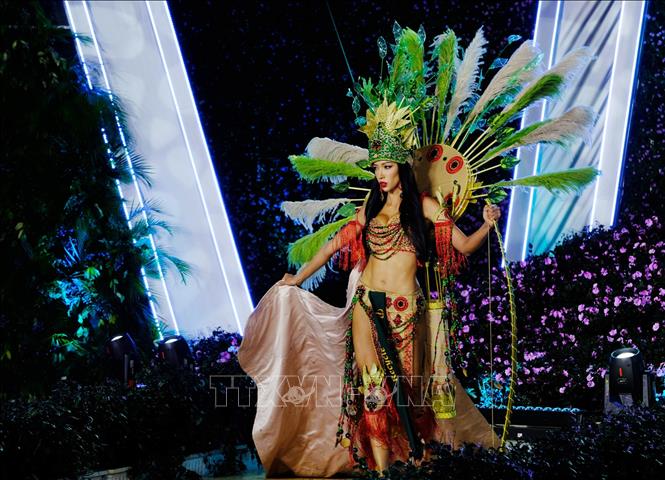 Một thí sinh trình diễn trang phục ấn tượng tại đêm Bán kết Miss Earth 2023. Ảnh: Nguyễn Dũng - TTXVN
