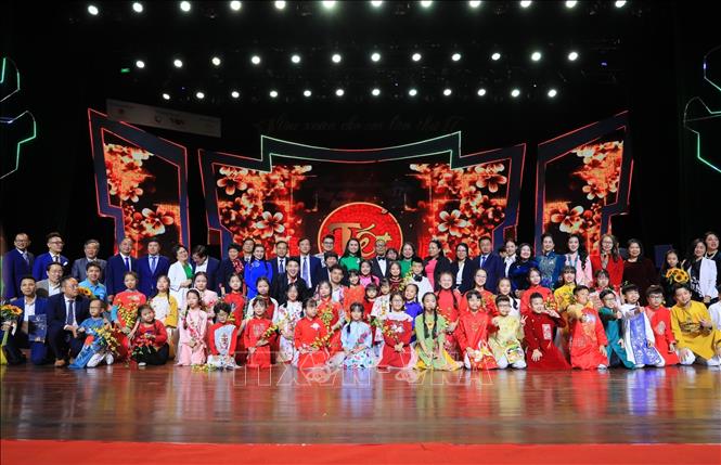 Phó Chủ tịch nước Võ Thị Ánh Xuân, Chủ nhiệm Ủy ban Xã hội của Quốc hội Nguyễn Thuý Anh chụp ảnh cùng các đại biểu và trẻ em tham dự chương trình. Ảnh: Hoàng Hiếu - TTXVN 