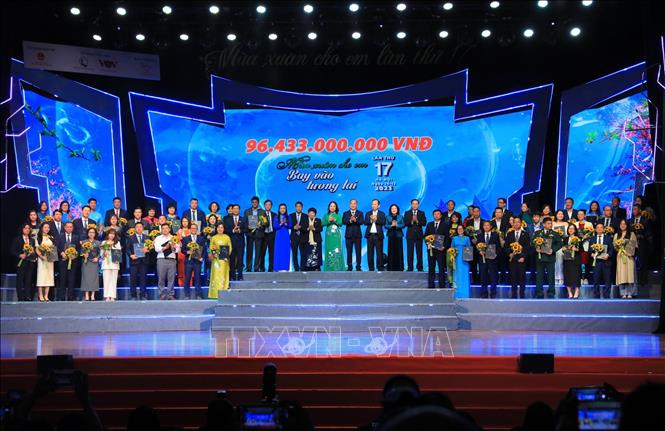 Tại chương trình, các nhà tài trợ cam kết ủng hộ Quỹ Bảo trợ trẻ em Việt Nam hơn 96 tỷ đồng trong năm 2024. Ảnh: Hoàng Hiếu - TTXVN 