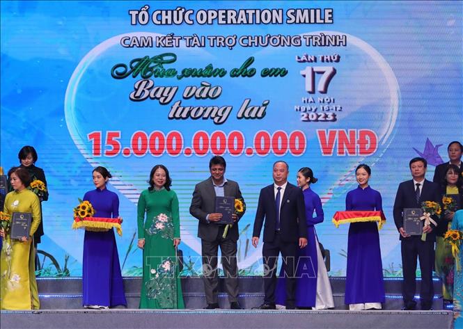 Phó Chủ tịch nước Võ Thị Ánh Xuân và Giám đốc Quỹ bảo trợ trẻ em Việt Nam Đinh Tiến Hải với nhà tài trợ ủng hộ 15 tỷ đồng cho Quỹ trong năm 2024. Ảnh: Hoàng Hiếu - TTXVN 