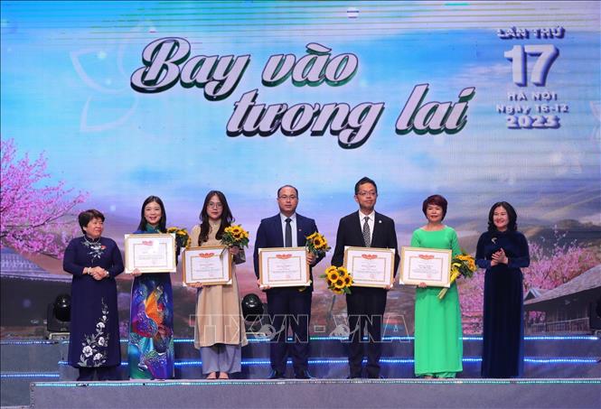 Chủ nhiệm Ủy ban Xã hội của Quốc hội Nguyễn Thuý Anh và Thứ trưởng Bộ Lao động - Thương binh và Xã hội Nguyễn Thị Hà - Ủy viên Thường trực Hội đồng bảo trợ Quỹ bảo trợ trẻ em Việt Nam trao Bằng khen của Bộ trưởng Bộ LĐTBXH cho các đơn vị có thành tích xuất sắc. Ảnh: Hoàng Hiếu - TTXVN 
