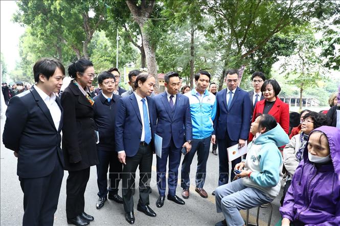 Phó Trưởng ban thường trực Ban Dân vận Trung ương Phạm Tất Thắng; anh Nguyễn Ngọc Lương, Bí thư thường trực Trung ương Đoàn, Chủ tịch Hội Liên hiệp Thanh niên Việt Nam cùng các đại biểu thăm hỏi, động viên người dân đi khám bệnh. Ảnh: Minh Đức - TTXVN