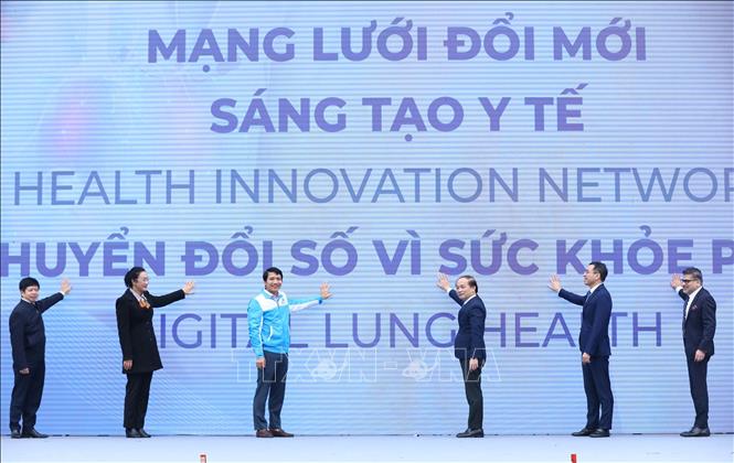 Các đại biểu thực hiện nghi thức phát động. Ảnh: Minh Đức - TTXVN