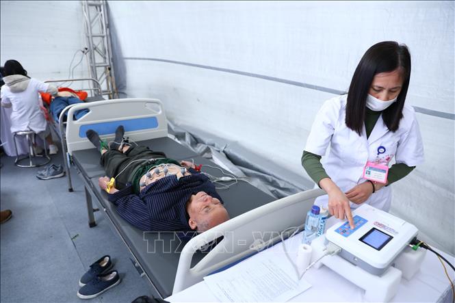 Các bác sĩ Hội Thầy thuốc trẻ Việt Nam khám chữa bệnh miễn phí cho người dân Thủ đô. Ảnh: Minh Đức - TTXVN