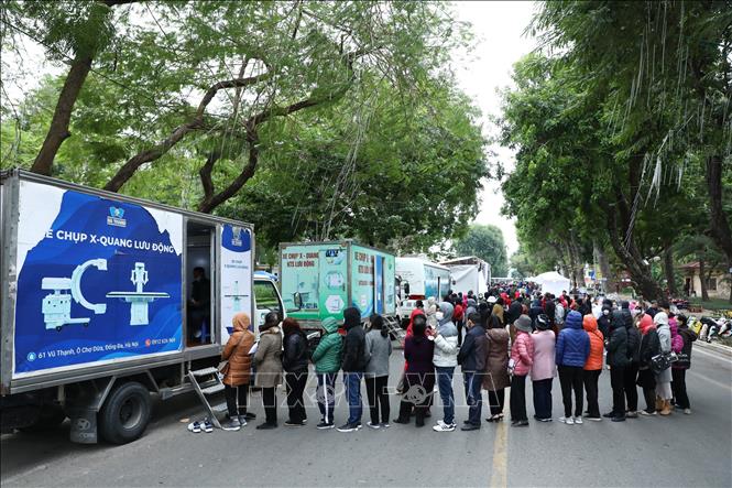 Đông đảo người dân thủ đô đi khám sàng lọc miễn phí các bệnh lý về phổi và ung thư phổi. Ảnh: Minh Đức - TTXVN
