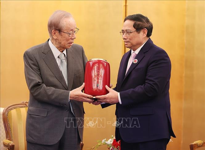 Thủ tướng Phạm Minh Chính tặng quà cho cựu Thủ tướng Nhật Bản Yasuo Fukuda. Ảnh: Dương Giang-TTXVN