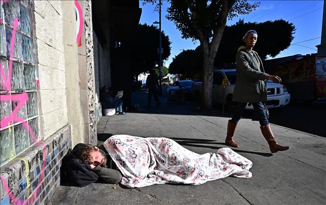 Một người vô gia cư tại Los Angeles, Mỹ, ngày 22/11/2023. Ảnh: AFP/TTXVN