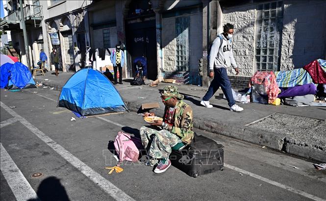 Một người vô gia cư tại Los Angeles, Mỹ, ngày 22/11/2023. Ảnh: AFP/TTXVN