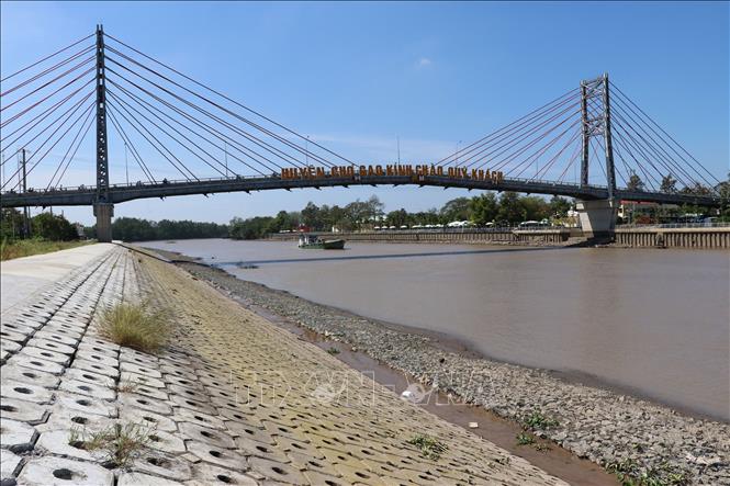 Đường dân sinh dọc bờ nam kênh Chợ Gạo, chiều dài hơn 9km và một số công trình phụ trợ, đã hoàn thành. Ảnh: Hữu Chí - TTXVN