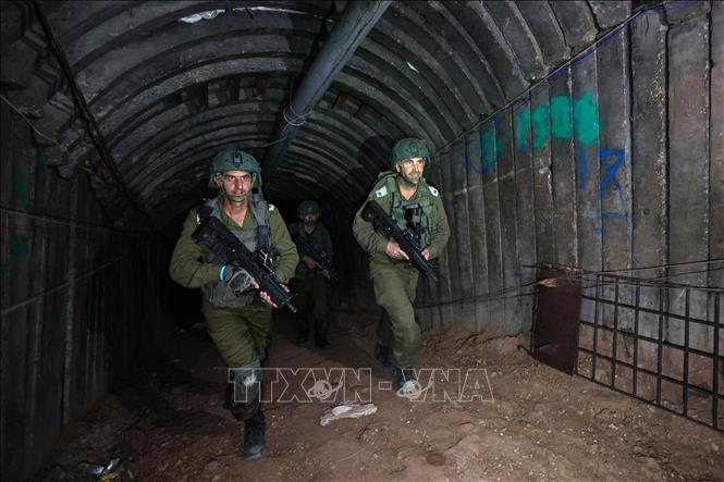 Binh sĩ Israel kiểm tra một đường hầm của phong trào Hamas ở gần cửa khẩu biên giới Erez, phía Bắc Dải Gaza ngày 15/12/2023. Ảnh: AFP/TTXVN