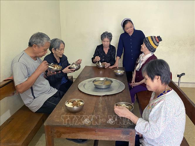 Bữa ăn của người già neo đơn tại Tại Trung tâm từ thiện Thiên Ân thuộc giáo xứ Tràng Lưu, xã Lộc Yên (Hương Khê, Hà Tĩnh). Ảnh: Hữu Quyết - TTXVN 