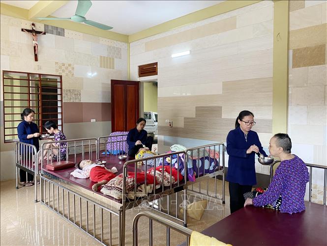 Chăm sóc người già neo đơn tại Trung tâm từ thiện Thiên Ân thuộc giáo xứ Tràng Lưu, xã Lộc Yên (Hương Khê, Hà Tĩnh). Ảnh: Hữu Quyết - TTXVN