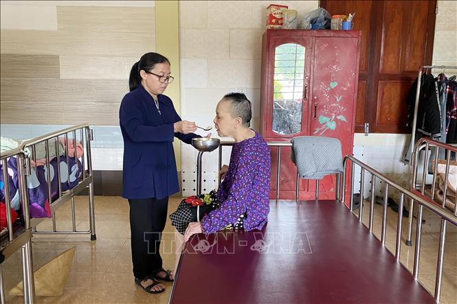 Chăm sóc người già neo đơn tại Trung tâm từ thiện Thiên Ân thuộc giáo xứ Tràng Lưu, xã Lộc Yên (Hương Khê, Hà Tĩnh). Ảnh: Hữu Quyết - TTXVN