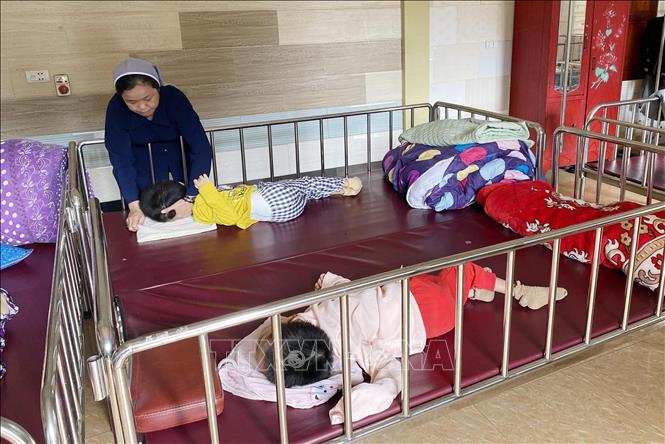 Chăm sóc trẻ khuyết tật tại Trung tâm từ thiện Thiên Ân thuộc giáo xứ Tràng Lưu, xã Lộc Yên (Hương Khê, Hà Tĩnh). Ảnh: Hữu Quyết - TTXVN