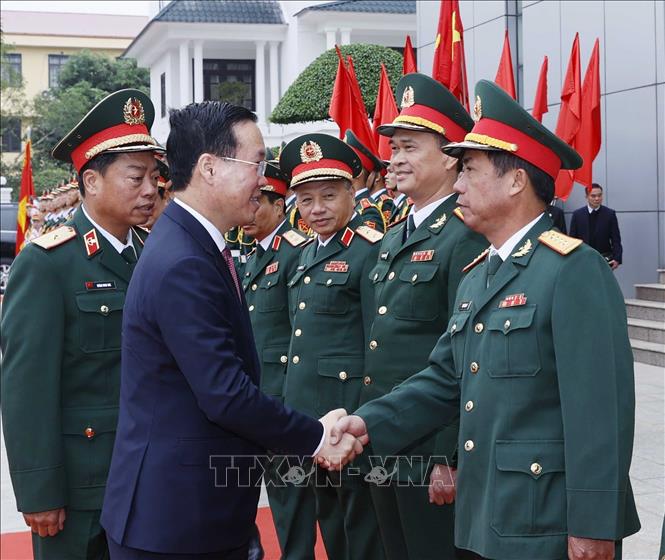 Chủ tịch nước Võ Văn Thưởng với lãnh đạo, sỹ quan chỉ huy Bộ Tư lệnh Binh chủng Đặc công. Ảnh: Thống Nhất – TTXVN

