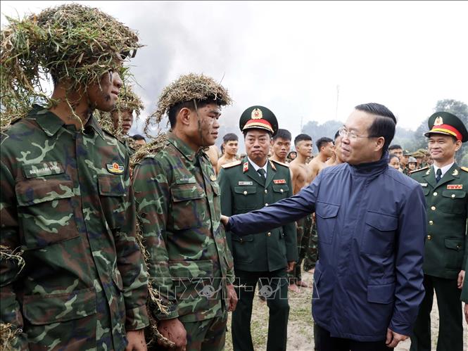 Chủ tịch nước Võ Văn Thưởng thăm hỏi, động viên bộ đội đặc công tại thao trường huấn luyện. Ảnh: Thống Nhất – TTXVN
