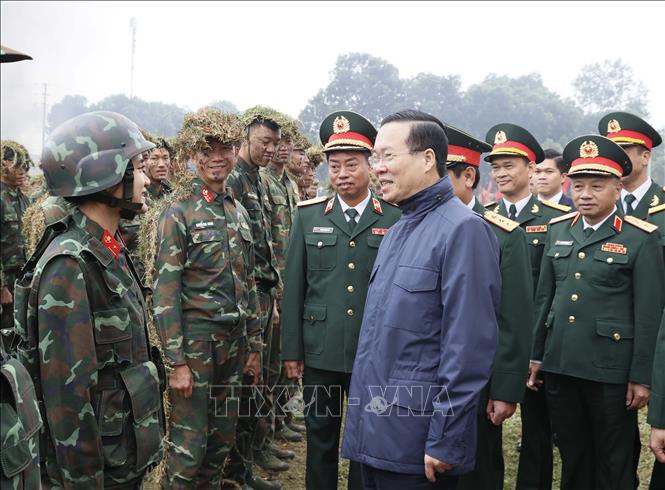 Chủ tịch nước Võ Văn Thưởng thăm hỏi, động viên bộ đội đặc công tại thao trường huấn luyện. Ảnh: Thống Nhất – TTXVN
