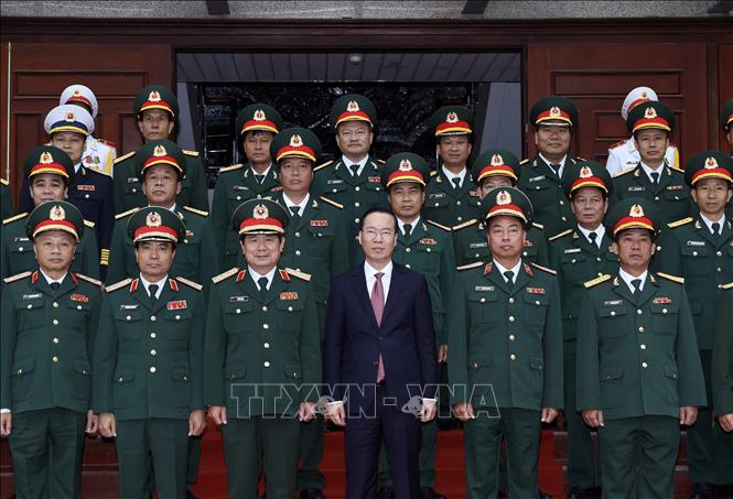 Chủ tịch nước Võ Văn Thưởng với lãnh đạo, sĩ quan chỉ huy Bộ Tư lệnh Binh chủng Đặc công. Ảnh: Thống Nhất – TTXVN
