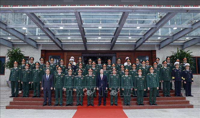 Chủ tịch nước Võ Văn Thưởng với lãnh đạo, sĩ quan chỉ huy Bộ Tư lệnh Binh chủng Đặc công. Ảnh: Thống Nhất – TTXVN