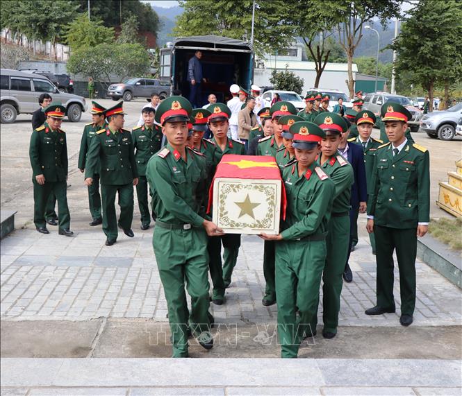 Đón 11 bộ hài cốt, liệt sĩ là quân tình nguyện, chuyên gia Việt Nam hy sinh tại Lào về nước. Ảnh: Phan Quân - TTXVN