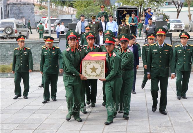 Đón 11 bộ hài cốt, liệt sĩ là quân tình nguyện, chuyên gia Việt Nam hy sinh tại Lào về nước. Ảnh: Phan Quân - TTXVN