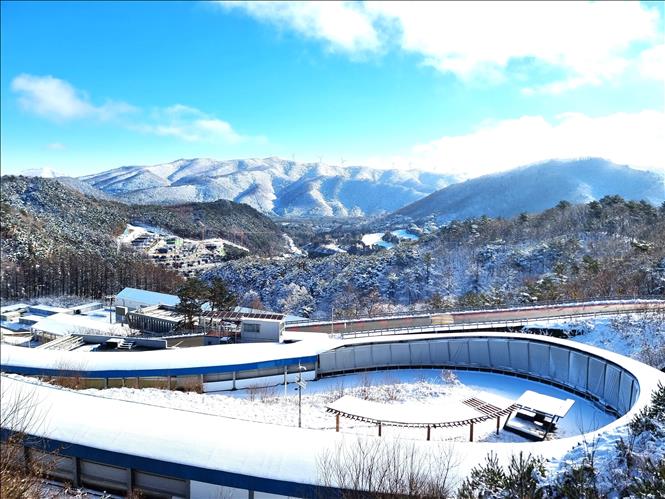 Bên ngoài đường ống của môn thi đấu xe trượt băng lòng máng tại Gangwon, Hàn Quốc.