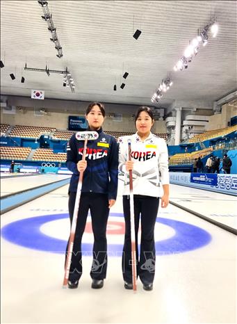 Hai nữ vận động viên môn bi đá người Hàn Quốc Jang Ju-bin (trái) và Lee So-won tại Trung tâm thể thao Gangwon Curling Center, thành phố Gangneung, tỉnh Gangwon, Hàn Quốc. Ảnh: Đức Thắng - PV TTXVN tại Hàn Quốc