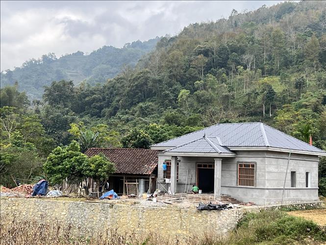 Những ngôi nhà mới khang trang đang giúp diện mạo Tam Kim thay đổi. Ảnh: Chu Hiệu-TTXVN.