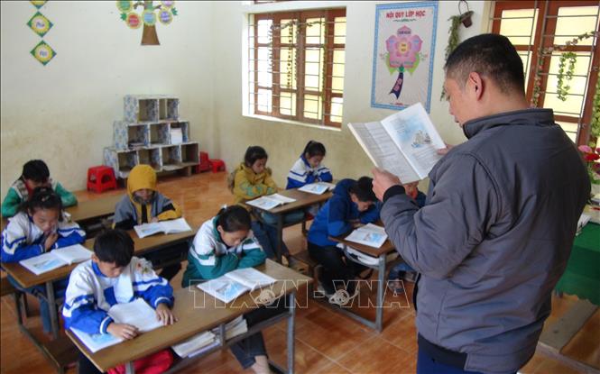 Lớp học tại trường Tiểu học Nga My (Tương Dương, Nghệ An) đóng kín cửa sổ để tránh gió lạnh cho học sinh. Ảnh: Xuân Tiến - TTXVN                        