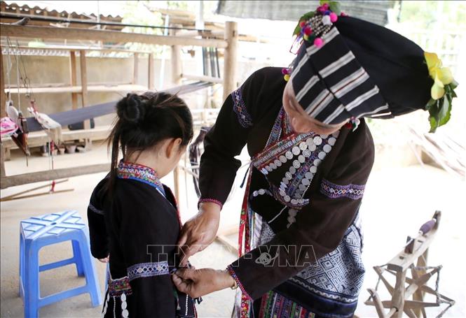 Lu people honour their traditional clothes by wearing them everyday. VNA Photo: Quý Trung