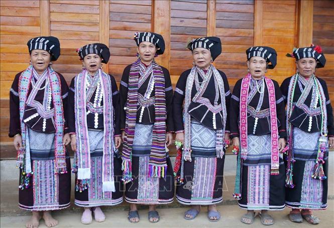 Lu ethnic women clothes are usually dyed in black or brown, interlaced with traditional weaving patterns. VNA Photo: Quý Trung