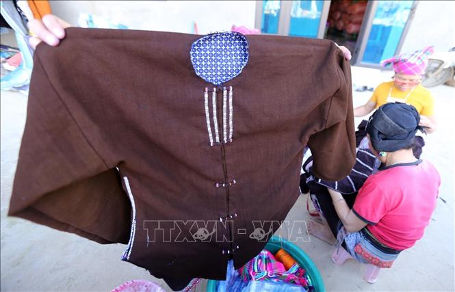 Lu ethnic men's clothes are usually plain without weaved patterns. VNA Photo: Quý Trung