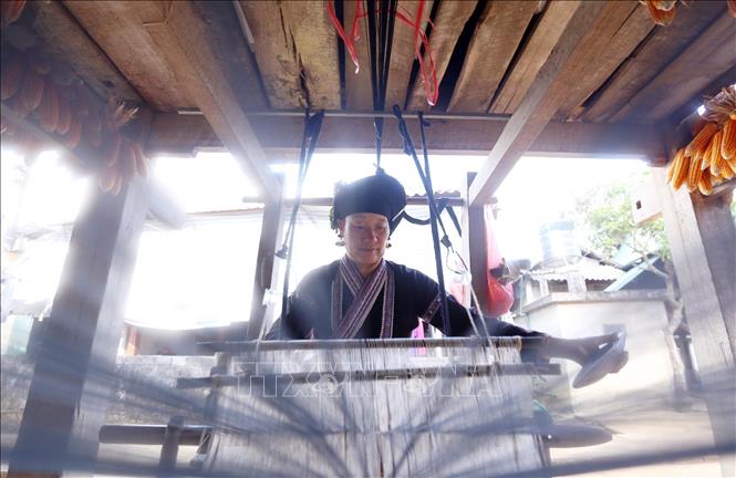 A Lu woman concentrates on her loom work. VNA Photo: Quý Trung
