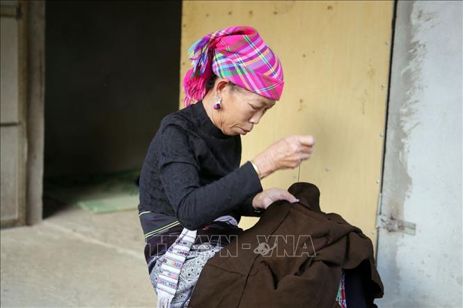 In their free time, Lu women tend to their sewing and mending of clothes for loved ones. VNA Photo: Quý Trung