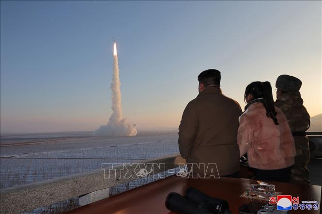Nhà lãnh đạo Triều Tiên Kim Jong Un (trái) thị sát vụ phóng tên lửa đạn đạo liên lục địa (ICBM) Hwasong-18, ngày 18/12/2023. Ảnh: Yonhap/TTXVN