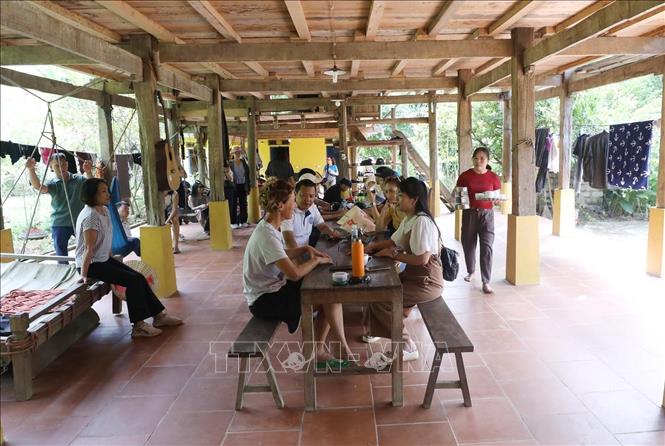 Du khách nghỉ tại Mão’s homestay by Vietclimb thuộc Làng du lịch cộng đồng xã Yên Thịnh. Ảnh: Anh Tuấn - TTXVN