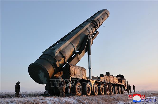 Tên lửa đạn đạo liên lục địa (ICBM) Hwasong-18 của Triều Tiên sẵn sàng trên bệ phóng, ngày 18/12/2023. Ảnh: Yonhap/TTXVN