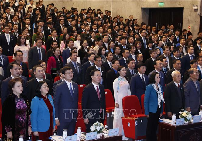 Chủ tịch nước Võ Văn Thưởng cùng các đại biểu thực hiện nghi thức chào cờ. Ảnh: Thống Nhất – TTXVN
