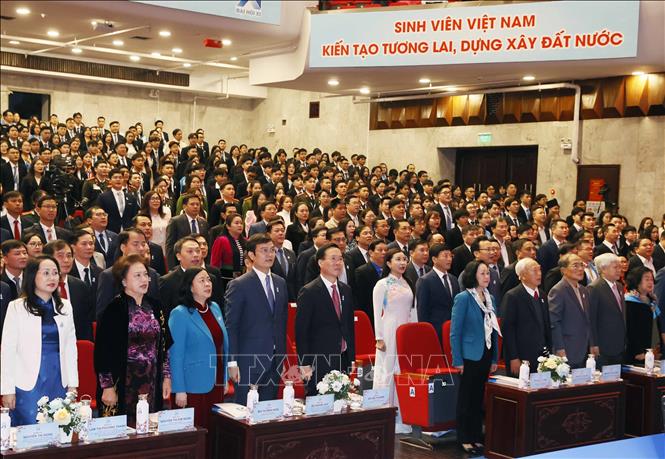 Chủ tịch nước Võ Văn Thưởng cùng các đại biểu thực hiện nghi thức chào cờ. Ảnh: Thống Nhất – TTXVN
