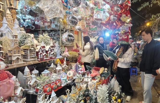 Gian hàng phụ kiện trang trí phục vụ Giáng khá vắng khách. Ảnh: Phương Anh - TTXVN 