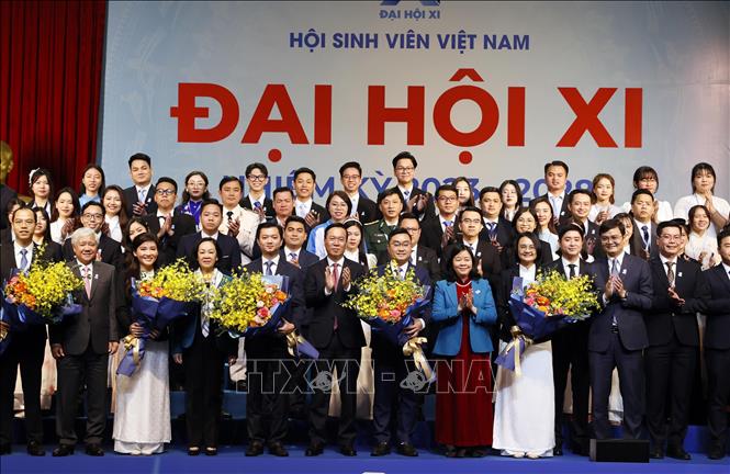 Chủ tịch nước Võ Văn Thưởng cùng các đồng chí lãnh đạo Đảng và Nha nước chúc mừng Ban Chấp hành Hội Sinh viên Việt Nam khóa XI. Ảnh: Thống Nhất – TTXVN
