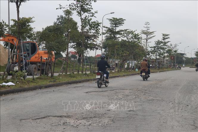 Dù vừa mới được cải tạo, sửa chữa mặt đường vào giữa năm 2022 nhưng đến nay mặt đường Ngô Quyền vẫn tiếp tục bong tróc sau những trận mưa lớn. Ảnh: Hoàng Ngà - TTXVN