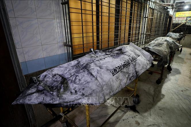 Thi thể các nạn nhân trong vụ 3 toa tàu bị đốt cháy ở thủ đô Dhaka, Bangladesh ngày 19/12/2023. Ảnh: AFP/TTXVN