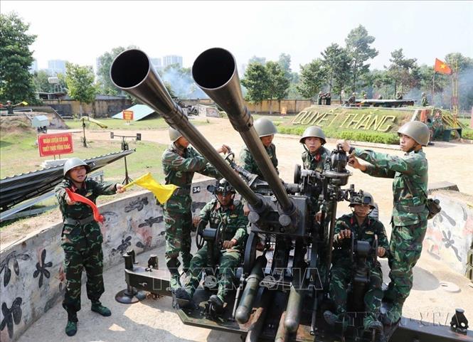 Chiến sĩ Đại đội 8, Tiểu đoàn phòng không 3 (Lữ đoàn 77) ngắm bắn mục tiêu của pháo 37mm trong buổi huấn luyện báo động cấp 1, sẵn sàng chiến đấu bảo vệ các mục tiêu. Ảnh: Trọng Đức - TTXVN
